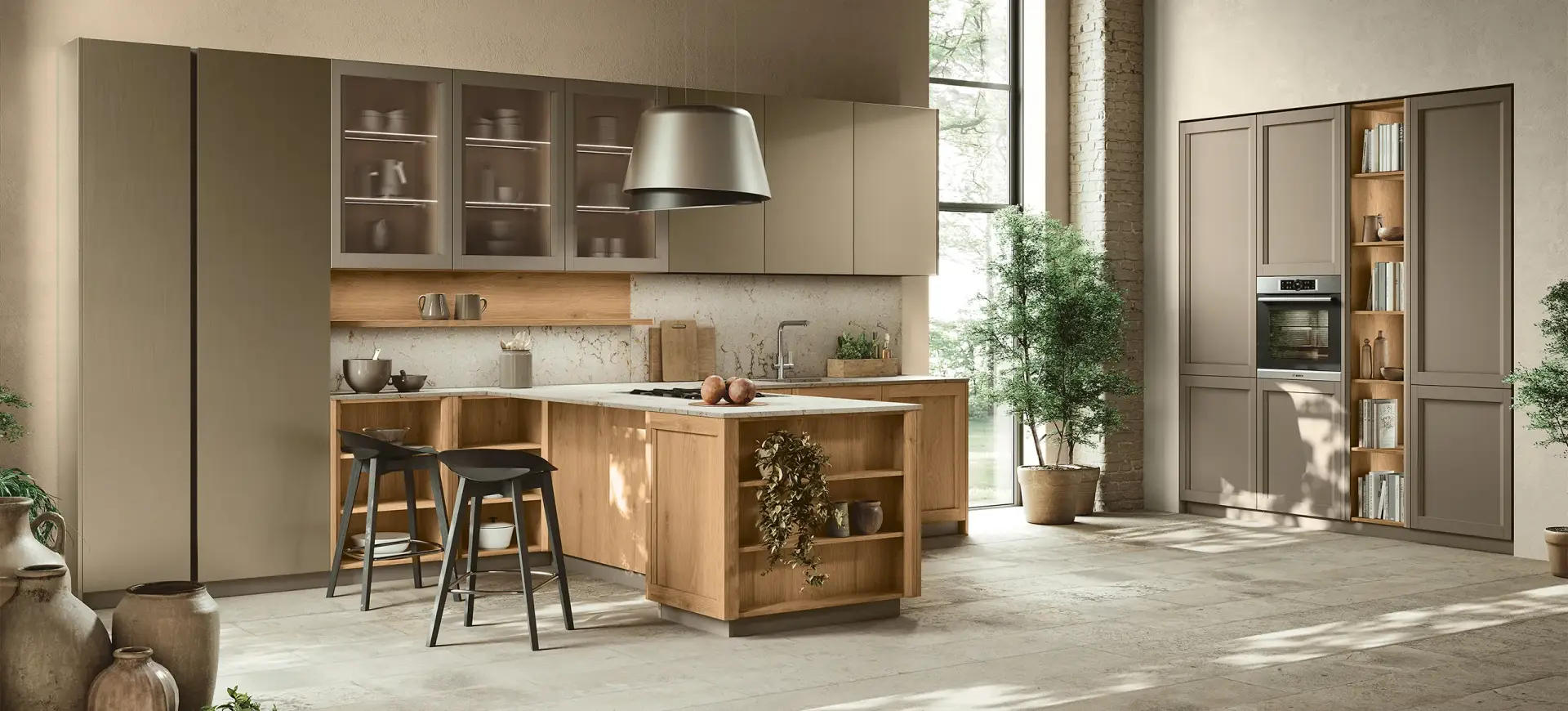 Cucina su misura con isola in legno e pensili a telaio color tortora